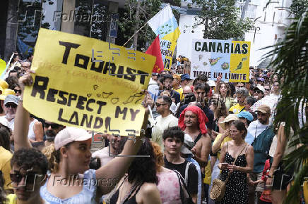 Una marea humana responde en las calles al turismo de masas en las Islas Canarias