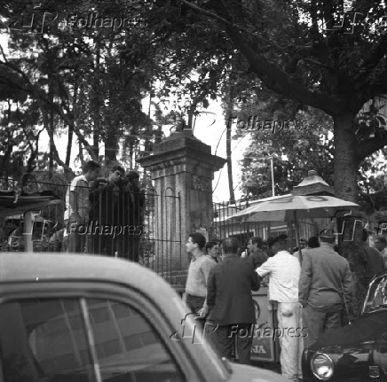 Estudantes do Mackenzie em torno de carrinho de sorvete em So Paulo (1964)