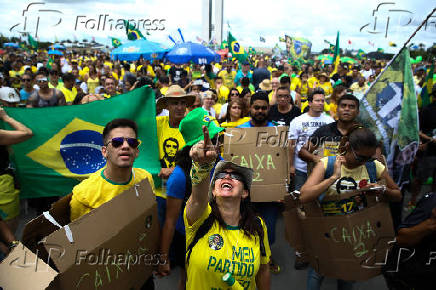 Apoiadores de Bolsonaro se vestem de caixa dois em Braslia