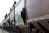 Miles de migrantes que llegan en tren a mexicana Ciudad Jurez deambulan por el ro Bravo