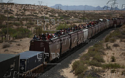 Miles de migrantes que llegan en tren a mexicana Ciudad Jurez deambulan por el ro Bravo