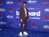 El negro y los diseos clsicos intervenidos dominaron la alfombra de los Latin Billboards