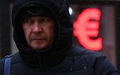 Russian ruble continues to fall against the Euro and US dollar