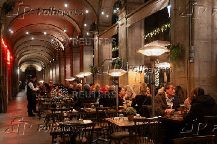 Tourists enjoy last days of gas heaters on Barcelona's terraces