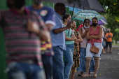 Moradores de Serrana formam fila no 1 dia de vacinao do Projeto S