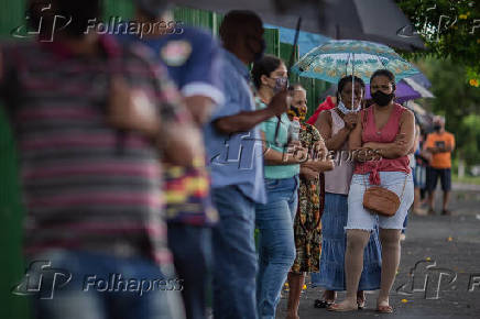 Moradores de Serrana formam fila no 1 dia de vacinao do Projeto S