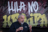 O ex-presidente Luiz Incio Lula da Silva, com jovens da comunidade Helipolis 