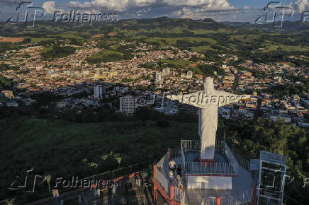 Vista de drone da cidade pelo mirante do Morro do Cristo Redentor