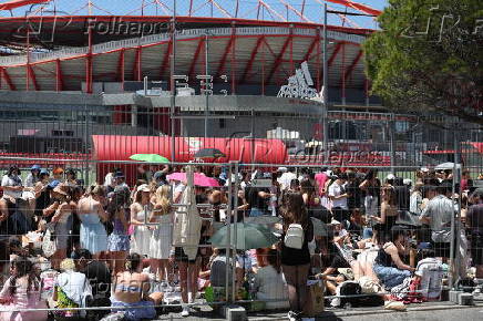 Fans await Taylor Swift concert in Lisbon