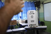 Eleitores vo s urnas pra exercer o direito ao voto