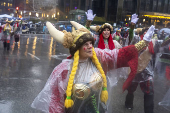 Desfile anual do dia de ao de graas da macy's acontece na cidade de nova york