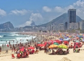 Praia de Copacabana lotada no primeiro dia do ano