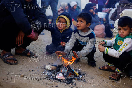 Displaced Palestinians wait to be allowed to return to their homes in northern Gaza, in the central Gaza Strip