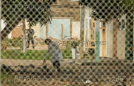 Funcionria recolhe corpo enterrado na Penitenciria de Monte Cristo