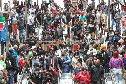 Movimento intenso de passageiros na CPTM, em So Paulo (SP)