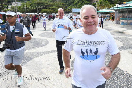 Marcelo Queiroga (Sade) faz caminhada em Copacabana