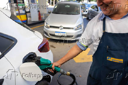 Fila de carros em posto de combustveis na avenida Sumar, em SP