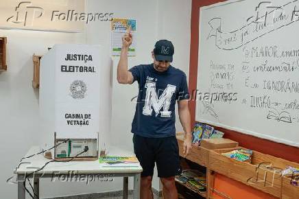 Maral chega descalo para votar em colgio na zona sul de SP