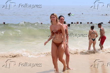 Movimentao de banhistas na praia de ipanema no rio de janeiro