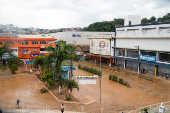 Chuva deixa centro de Franco da Rocha (SP) com muita lama