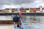 Navio cargueiro proveniente de Hong Kong carregado com continers