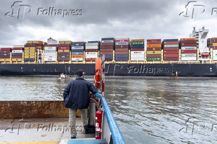 Navio cargueiro proveniente de Hong Kong carregado com continers