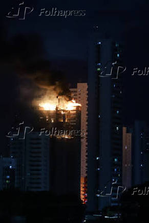Incndio atinge edifcio em construo no bairro da Torre, na Zona Norte do Recife