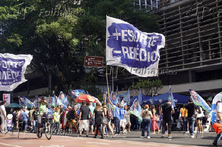 Movimentao na Avenida Paulista na tarde deste domingo