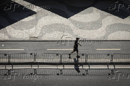 Grades de conteno so colocadas em Copacabana