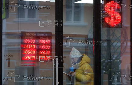 Russian ruble continues to fall against the Euro and US dollar