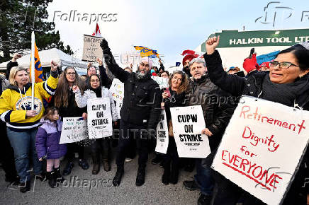 Jagmeet Singh joins striking Canada Post workers on the picket line in Surrey