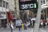 Calor em So Paulo com com termmetros marcando 38 graus