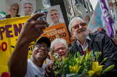 Luiza Erundina participa de caminhada no centro de SP