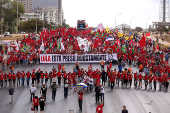 Manifestantes pr-Lula e integrantes de movimentos sociais e sindicais durante ato Marcha Lula Livre