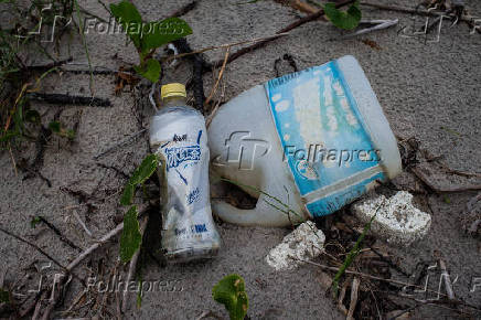 Lixo plstico na Praia do Una, que pertence ao municpio de So Sebastio (SP)