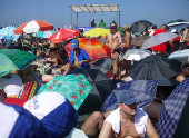 Fs se aglomeram na areia de Copacabana, para show de Madonna