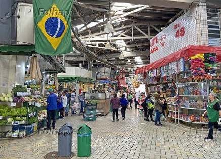 Estandes de alimentos no Mercado Municipal no bairro da Lapa