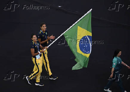 Duda e Ana Patricia foram porta bandeira do encerramento das Olimpadas 2024