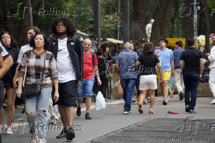 Pedestres enfrentam tarde gelada na Paulista