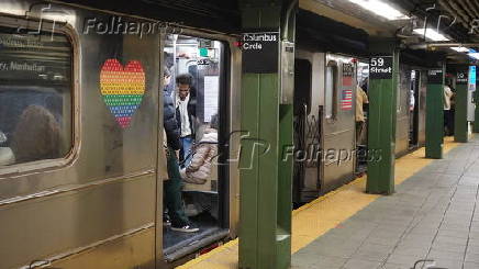 Os trens A e C que no funcionam causam confuso, congestionamento e atrasos para os passageiros na cidade de Nova York.