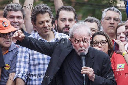 Lula discursa no caminho de som em frente ao Sindicato dos Metalrgicos