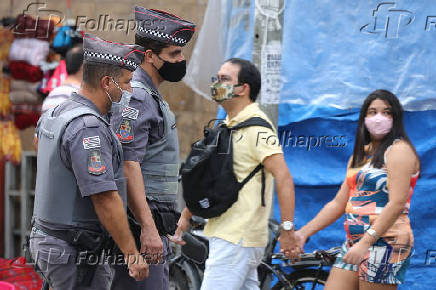 Policiais militares fazem patrulhamento na regio da rua 25 de Maro, em SP