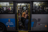  Passageiros em nibus lotado na avenida Dona Belmira Marin.