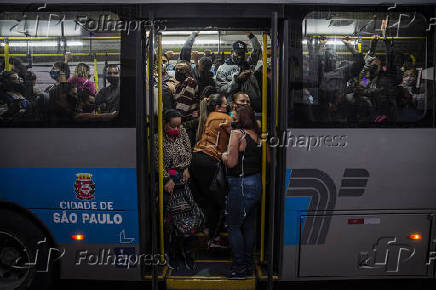  Passageiros em nibus lotado na avenida Dona Belmira Marin.