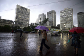 Pedestres enfrentam forte chuva em SP