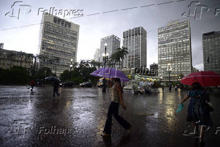 Pedestres enfrentam forte chuva em SP