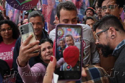 Guilherme Boulos faz caminhada pelas ruas de SP