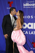 El negro y los diseos clsicos intervenidos dominaron la alfombra de los Latin Billboards