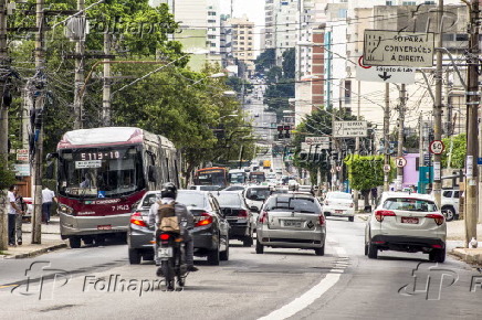 Trnsito intenso na avenida Brigadeiro Luiz Antnio em So Paulo