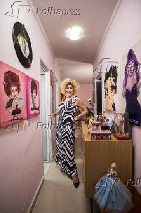 A atriz Nany People em seu apartamento, em So Paulo